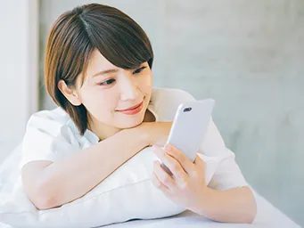 スマホを見ている女性